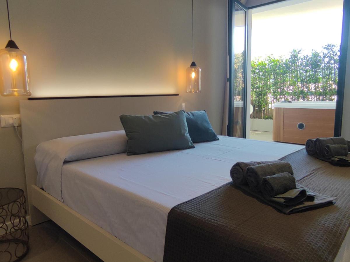 Zimmer mit Kingsize-Bett und Whirlpool
